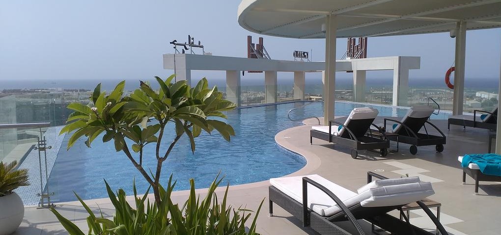 Grand Millennium Muscat Oman Piscina Terrazza